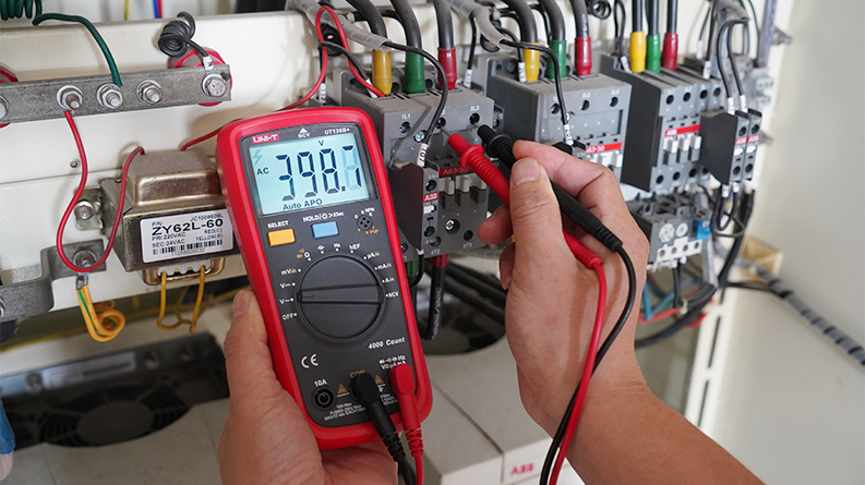 Kỹ sư đo điện áp với đồng hồ vạn năng UNI-T UT136C+